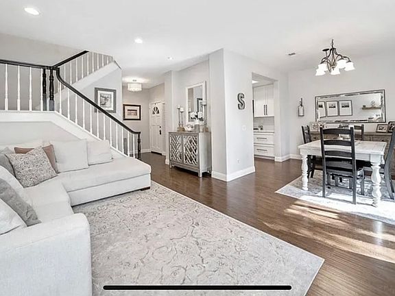 2nd image of 37 Matisse Cir