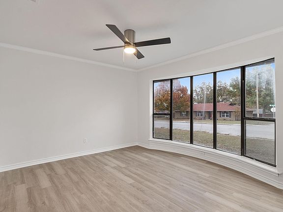 4th image of 1302 W Tarrant Rd