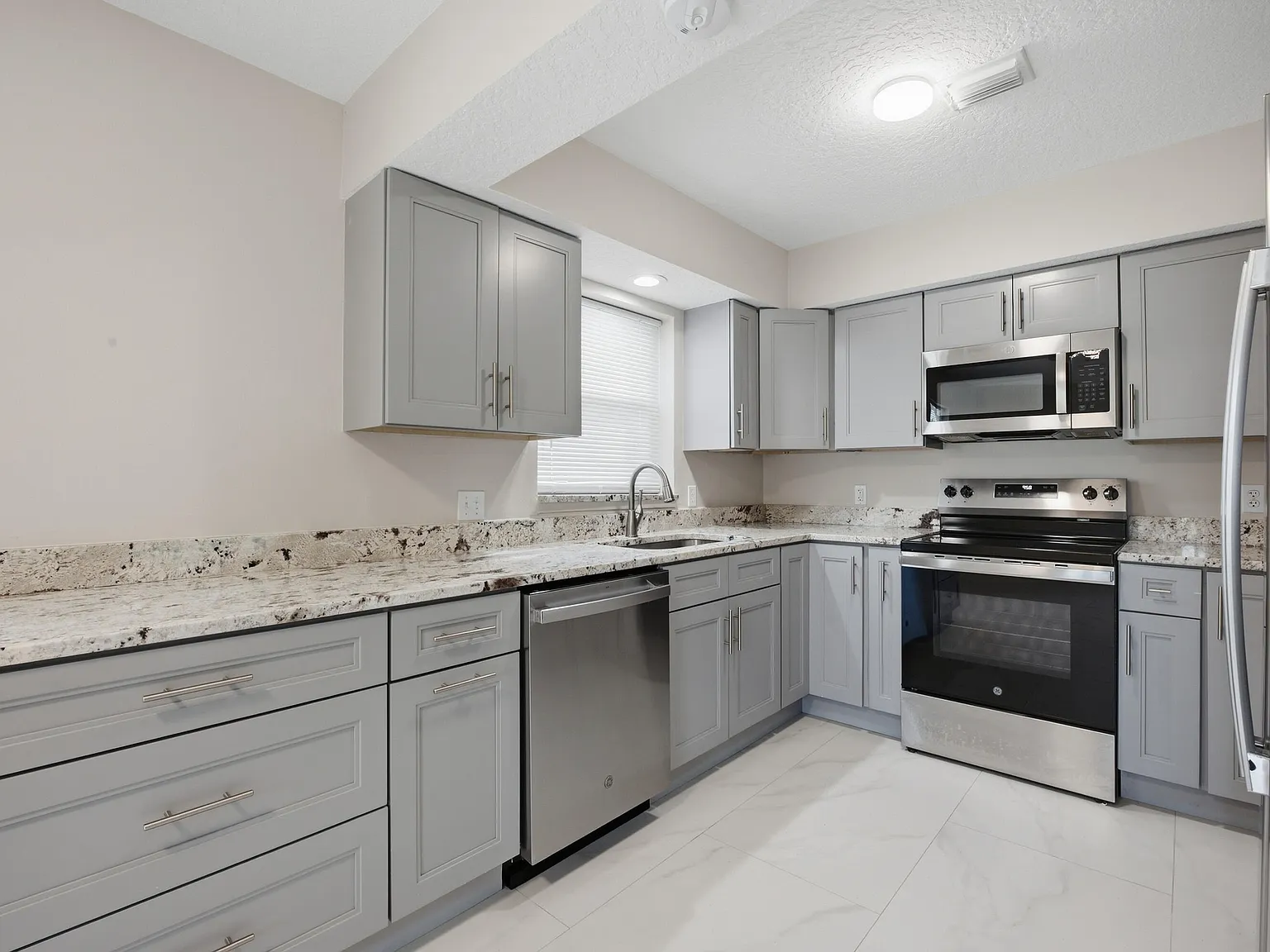 4 bed, 2.5 bath, 1583 sqft, $3,600 — Photo 3