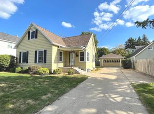 539 W Chestnut St, Freeport, IL 61032