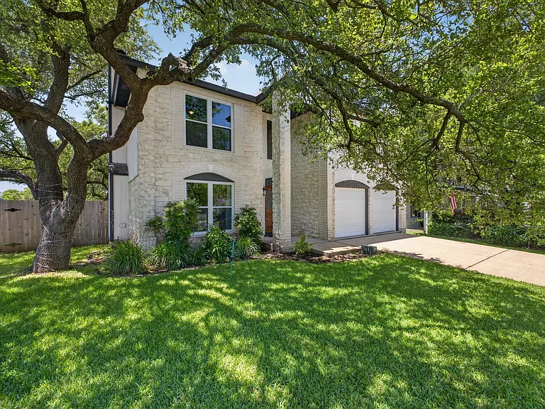 2712 Buckeye Trl — Photo 1