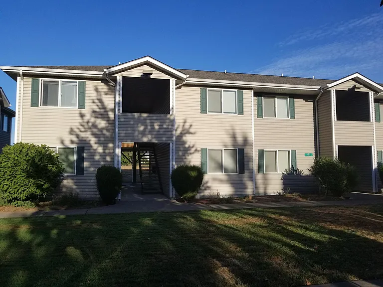 127 Commons Dr — Photo 2