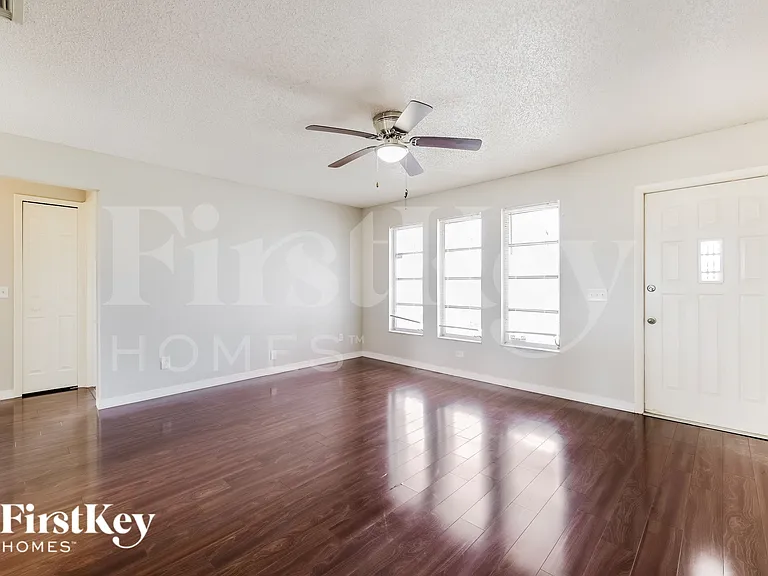 2126 SE 5th Ter — Photo 3