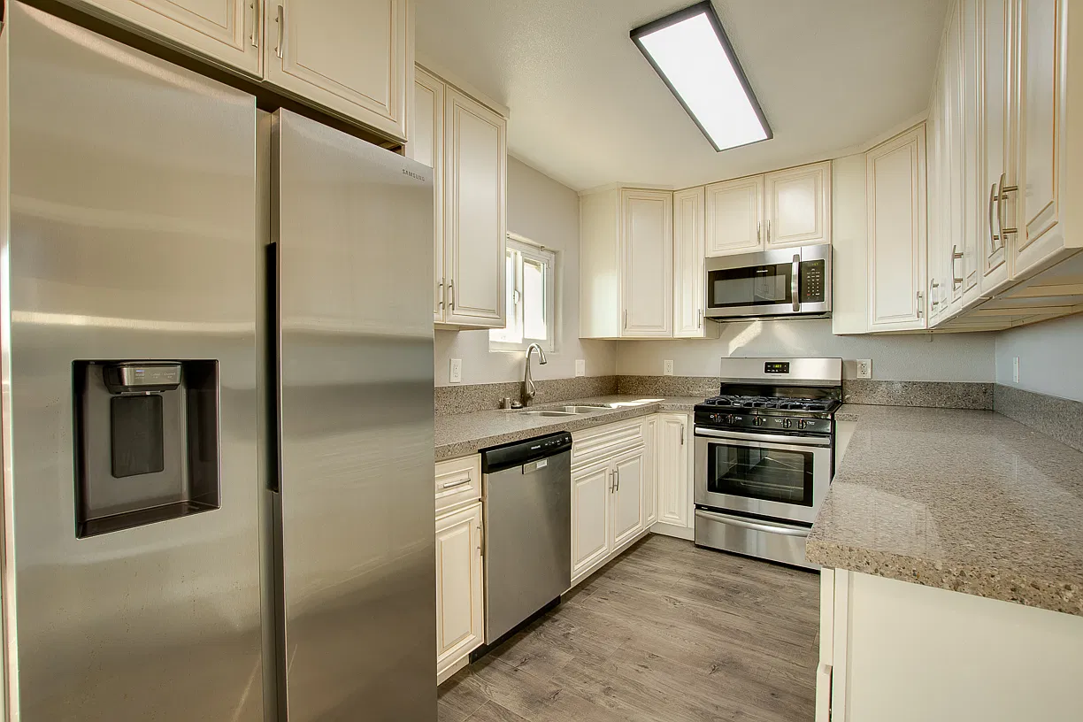 3 bed, 1052 sqft, $3,500 — Photo 4