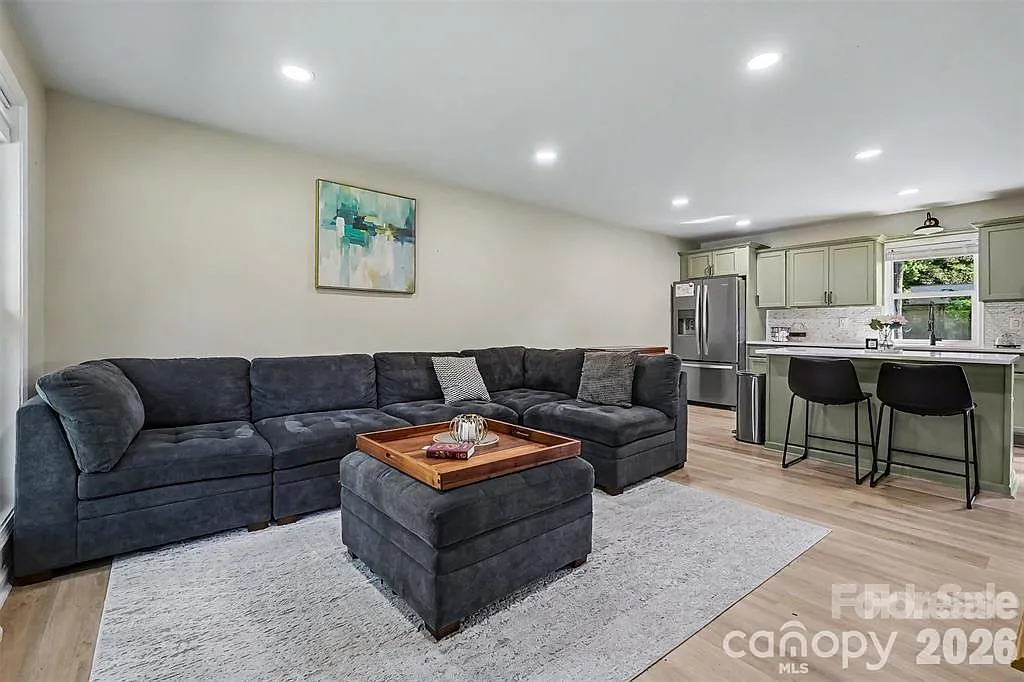 3 bed, 1.0 bath, 1000 sqft, $1,800 — Photo 3