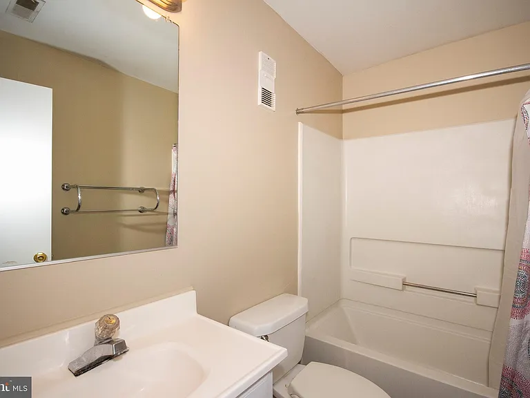 10 W Lee St #B-R72 — Photo 17