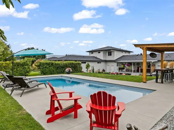 910 Westbrook Dr, West Kelowna, BC V1Z 1R3