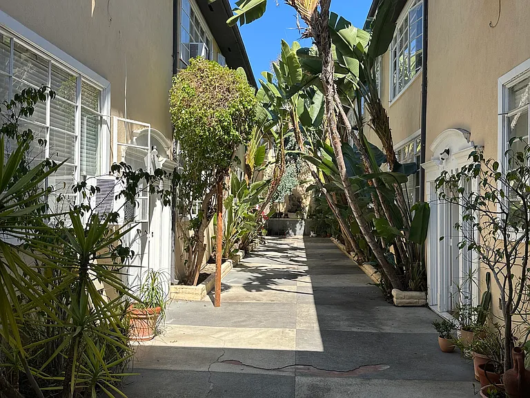 1350 N Hayworth Ave #A — Photo 4