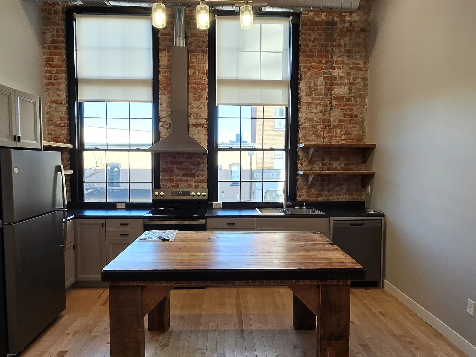 2 bed, 731 sqft, $1,600 — Photo 2