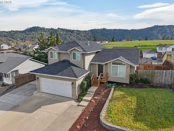 3rd image of 209 NE Rose Ridge Dr