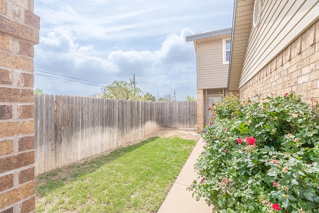 3 bed, 3.0 bath, 1602 sqft, $2,400 — Photo 4