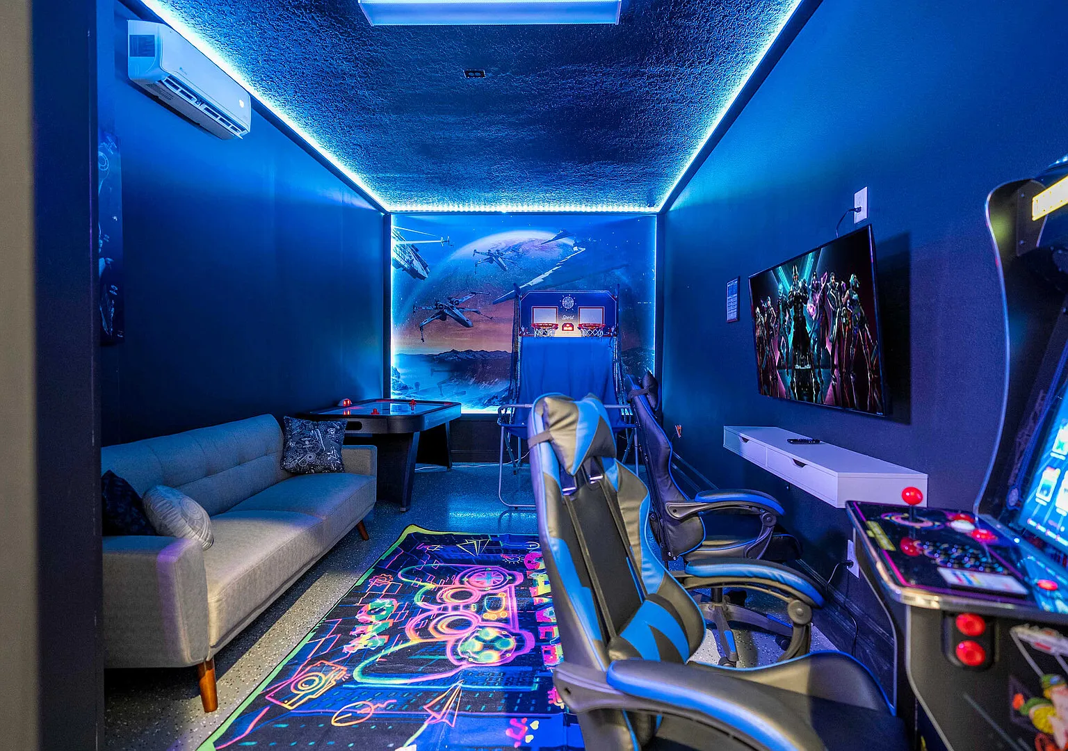 Home 6Bed , Themed Rooms, Game Room, Storey Lake — Photo 1
