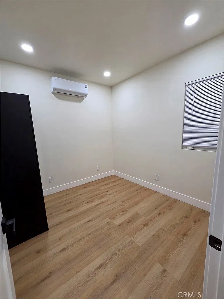 2 bed, 500 sqft, $2,400 — Photo 4