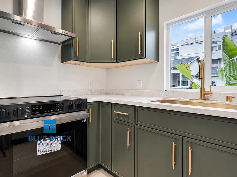 5622 Radford Ave — Photo 8
