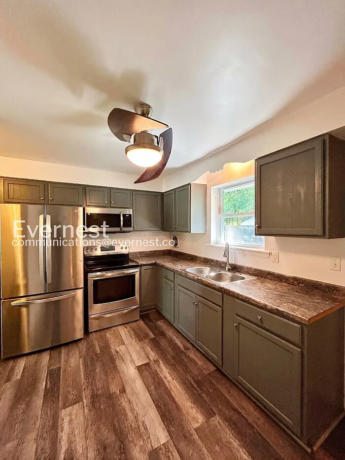 3 bed, 1.5 bath, 1170 sqft, $2,095 — Photo 4