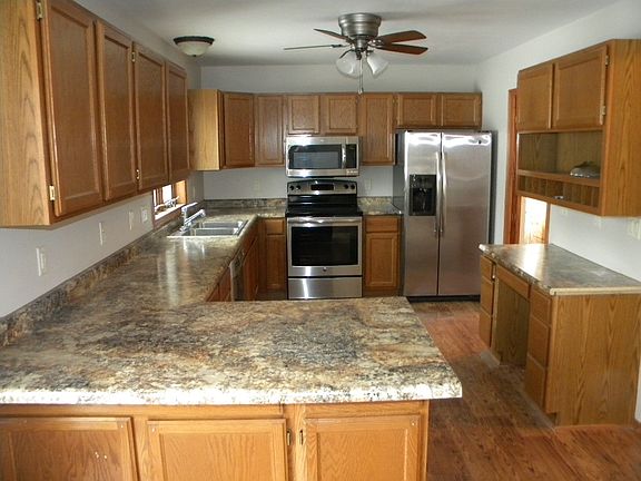 Beautiful Kitchen w/ Stainless Steel Appliances
