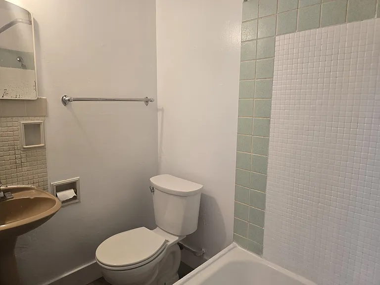 407 W 1st St — Photo 5