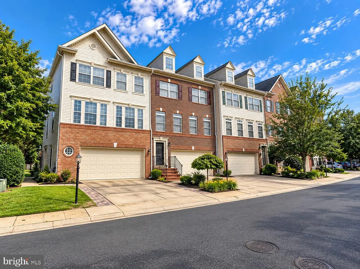 4 bed, 3.5 bath, 2640 sqft, $3,600 — Photo 2