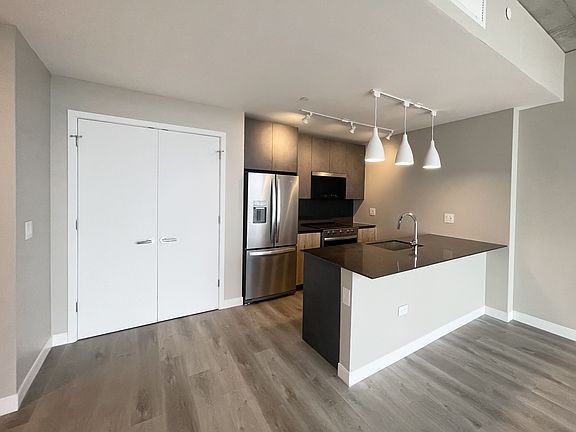 3rd image of 805 Church St APT 2701
