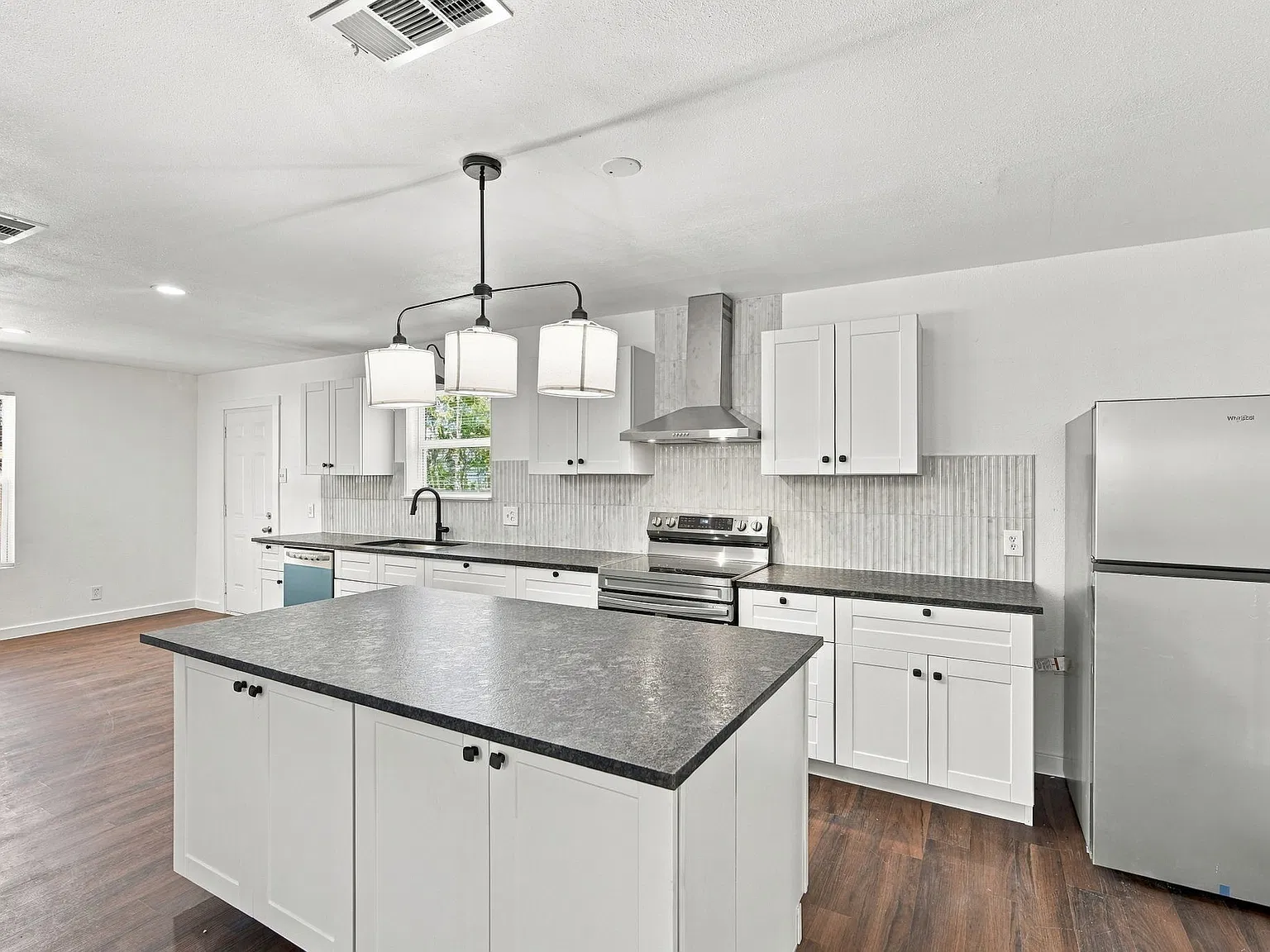 4 bed, 1341 sqft, $2,500 — Photo 3