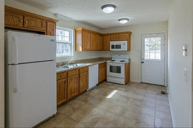 112 Bellvue Dr — Photo 2