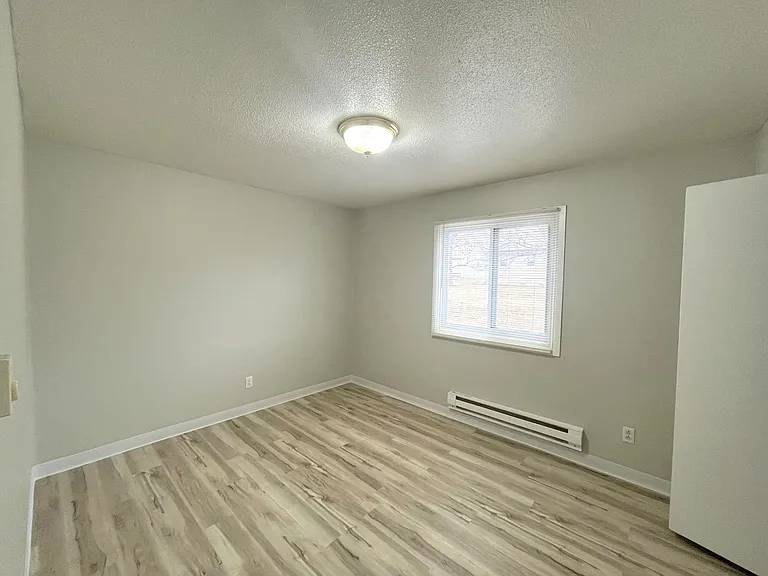 Burbank Village Apartments — Photo 6