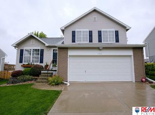 15824 Cottonwood Ave, Omaha, NE 68136