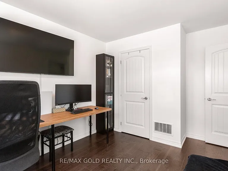 112 Hanson Cres — Photo 43