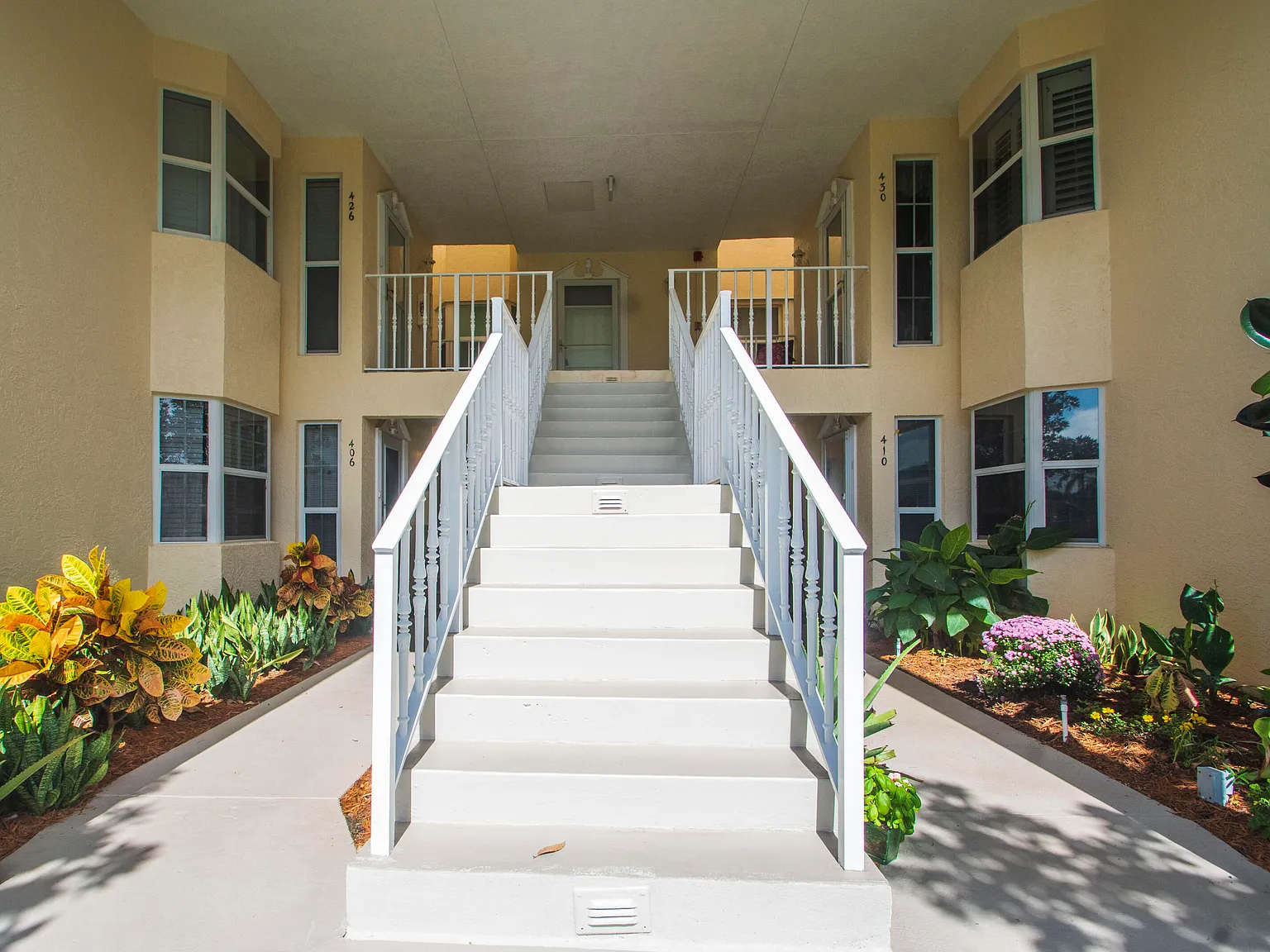 2 bed, 2.0 bath, 1200 sqft, $1,950 — Photo 2