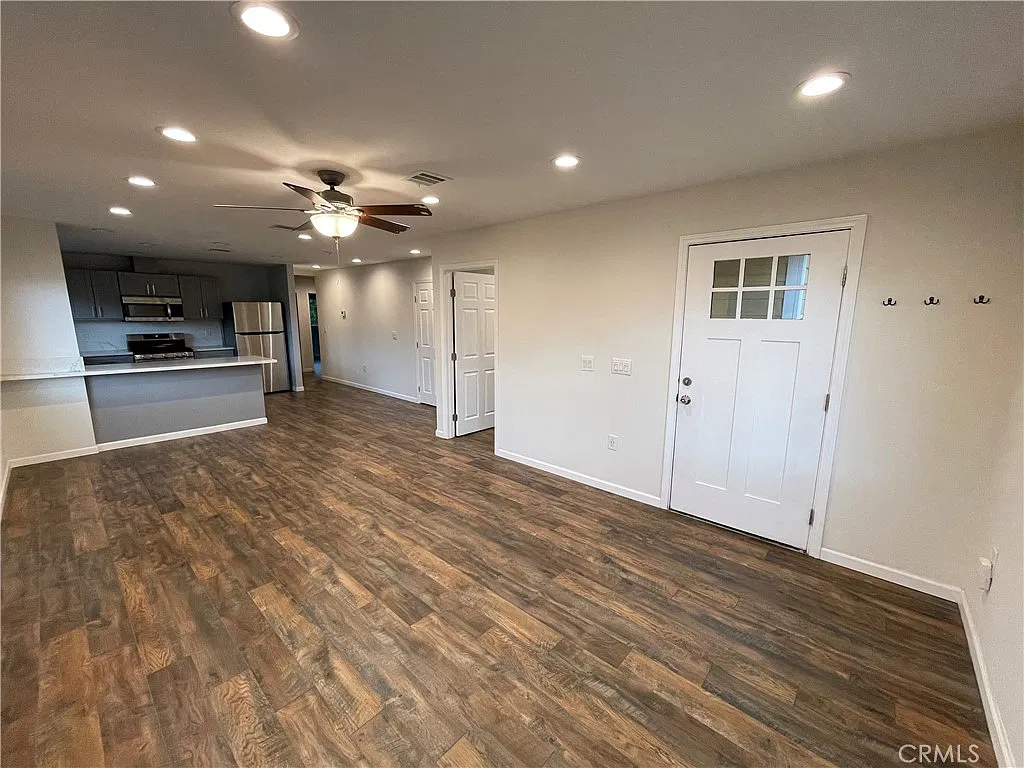3 bed, 2.5 bath, 1488 sqft, $5,200 — Photo 3