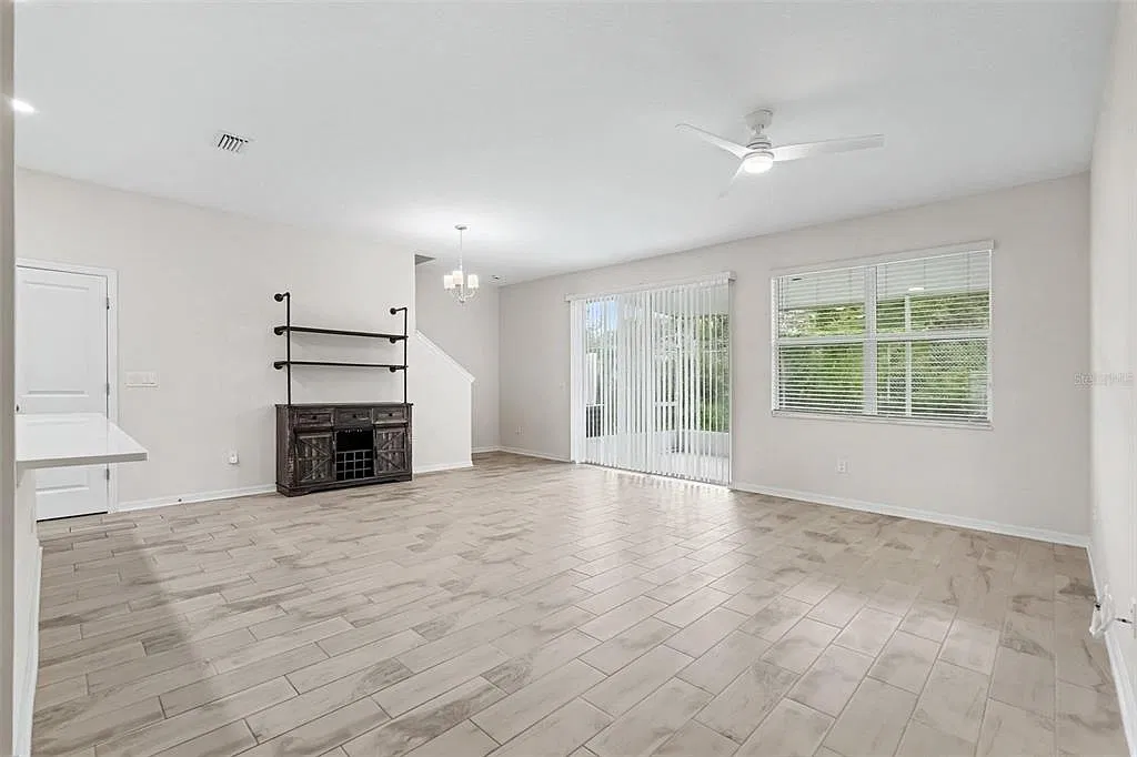 4 bed, 3.0 bath, 2141 sqft, $2,500 — Photo 4