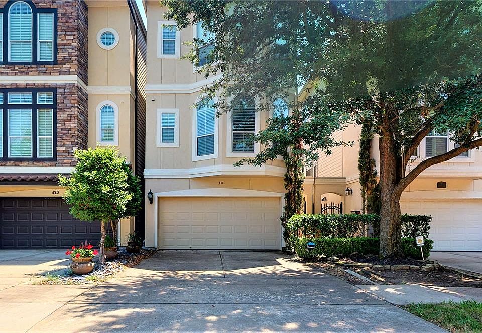 Welcome to 418 Asbury! This lovely detached home is located in the heart of Rice Military, just a few blocks away from Memorial Park.
