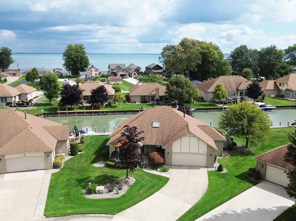49898 Schooner Ct, Chesterfield, MI 48047