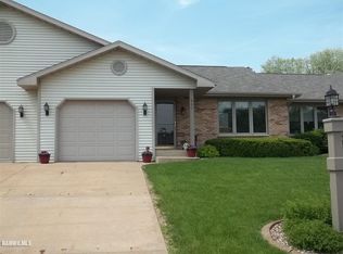 827 Shadow Bluff Dr, Galena, IL 61036
