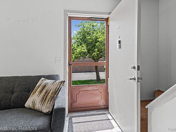 5th image of 1925 Nicholas Ct