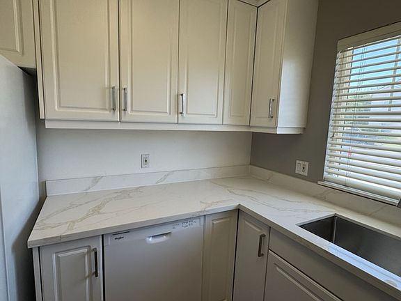 4th image of 203-205-211 Maple St #205