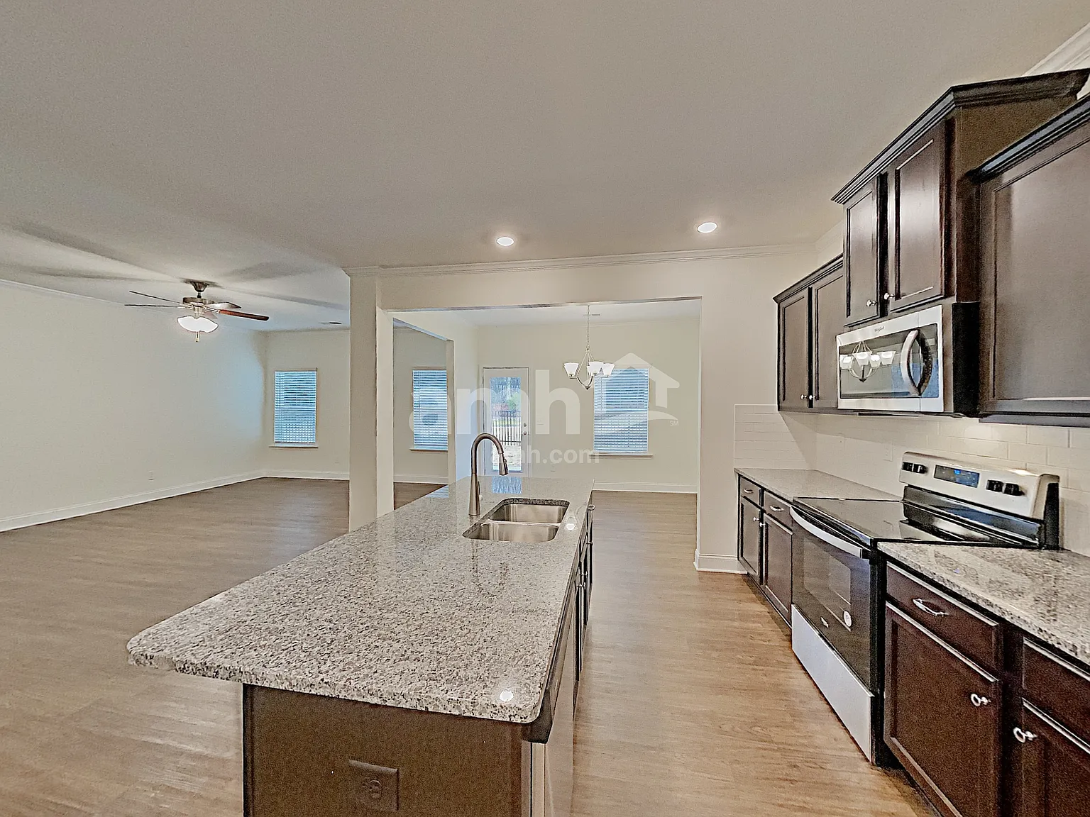 4 bed, 2.5 bath, 2090 sqft, $2,580 — Photo 3