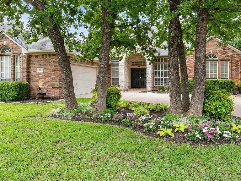 1702 Forest Bend Ln — Photo 2