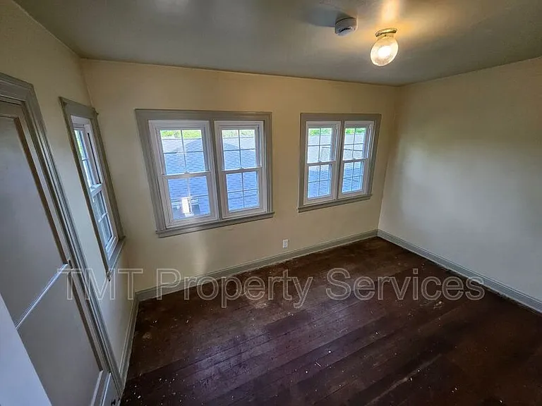 1214 N Pershing Ave — Photo 103