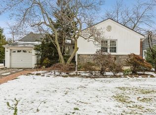 33 N Strathmore St, Valley Stream, NY 11581