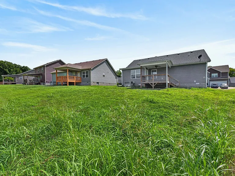 207 Geneva Ln — Photo 32