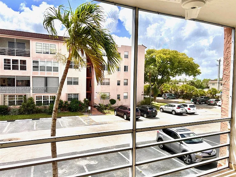2841 Somerset Dr #215 — Photo 13