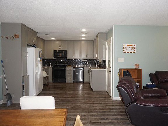 2nd image of 160 Cloverdale Blvd