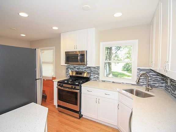 5th image of 1690 Henry Ave
