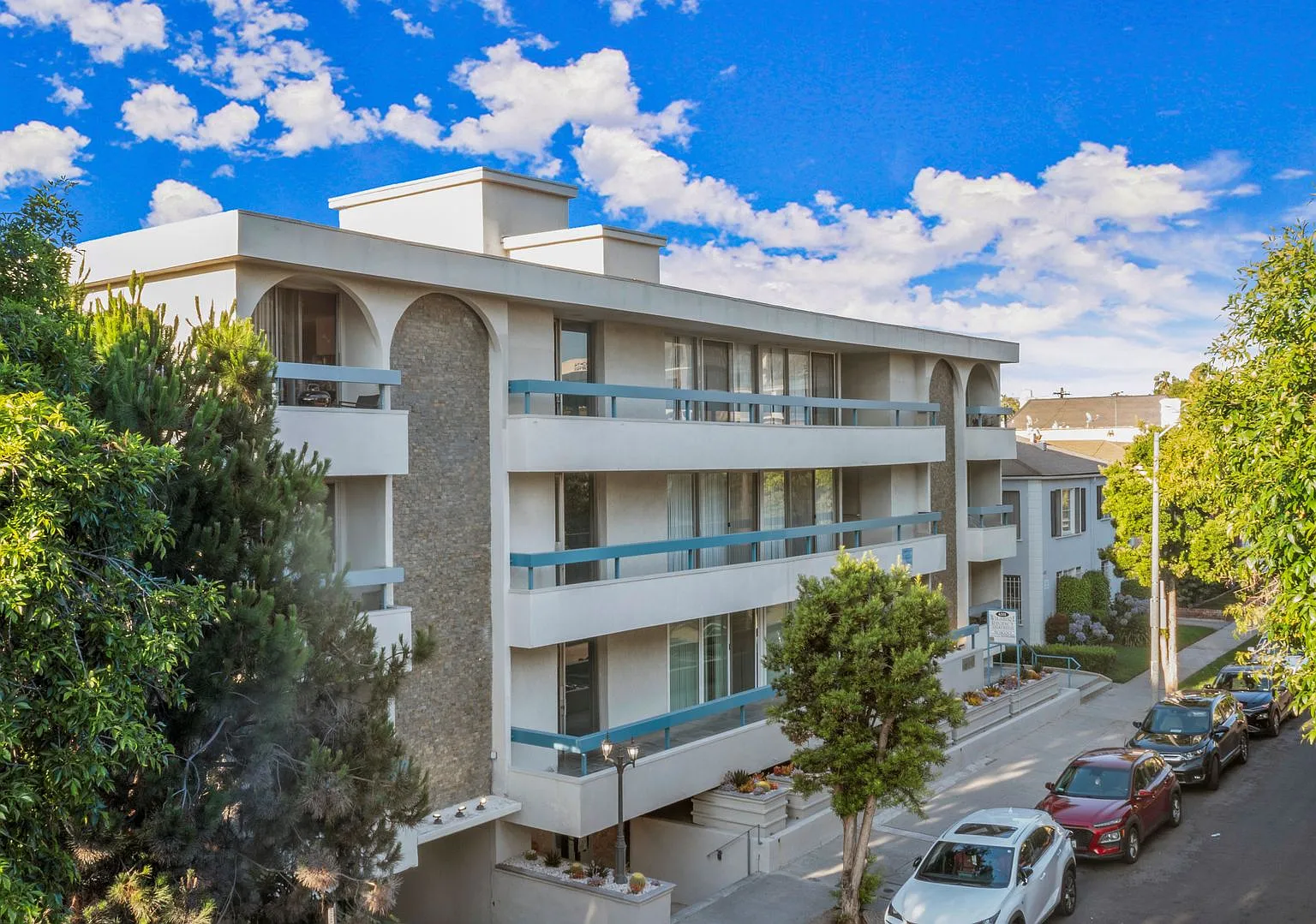 Wilshire Regency Apts. — Photo 1