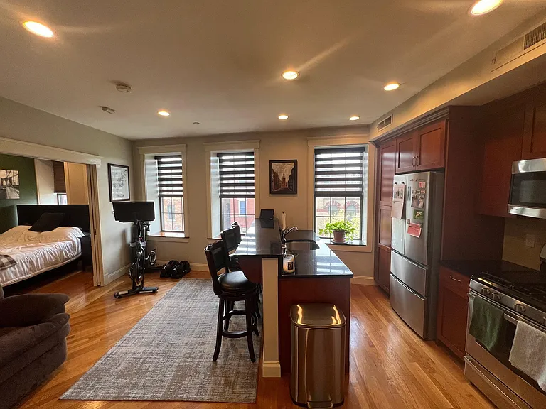 469 Hanover St #5F — Photo 2