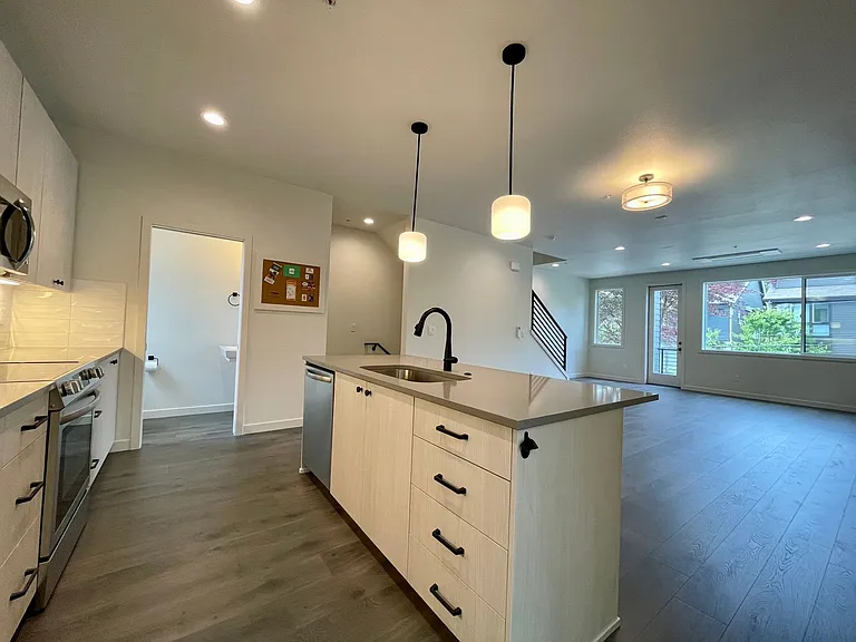 601 SE Spokane St #201 — Photo 15