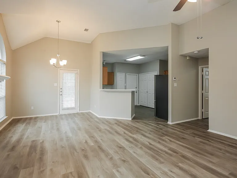 2124 Creek Royal Dr — Photo 6