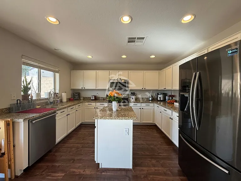 6509 W Red Fox Rd — Photo 9