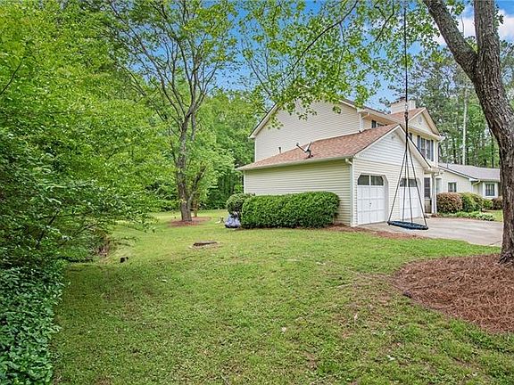 4th image of 2537 Hedgerow Dr NE